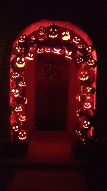 My pumpkin archway looks very spooky at night too! The orange lights give it an eerie glow. Time to Trick-or-treat! Pumpkin Archway, Haunted Halloween Party, Nostalgic Halloween, Halloween Baby Shower Theme, Happy Haunting, Casa Halloween, Scary Pumpkin, Halloween Party Diy, Halloween Porch