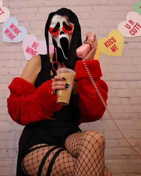 Ghostface
Valentine's day
Photoshoot Girly Ghostface Costume, Diy Ghostface Costume, Ghostface Picture Ideas, Ghost Face Costume Women Diy, Fem Ghostface Cosplay, Ghostface Photoshoot Female, Cute Halloween Photoshoot Ideas, Female Horror Costumes, Ghostface Valentines Day