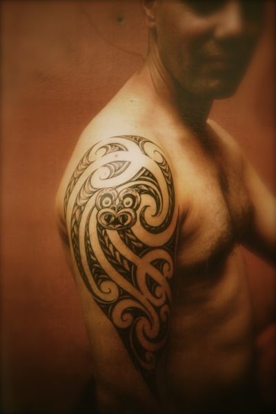 Moko Ink - Moko Tane. NZ Luis Tattoo, Shane Tattoo, Tattooed Arm, Maori Tattoo Arm, Cross Shoulder Tattoos, Front Shoulder Tattoos, Maori Tattoos, Maori Tattoo Designs, Mens Shoulder Tattoo