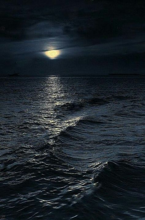 Nikolett Buttoned on Twitter: "Good Night 💫🖤💫… " Image Bleu, Moon Sea, Moonlight Photography, Ocean At Night, Water Aesthetic, Ocean Aesthetic, Moon Pictures, Dark Clouds, Moon Photography