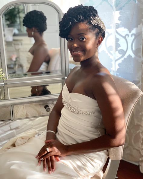 Brides With Locs, Locs Makeup, Wedding Locs, Dreadlock Wedding Hairstyles, Sisterlocks Hairstyles, Updo For Wedding, Loc Updos, Bridesmade Hair, Short Dreadlocks Styles