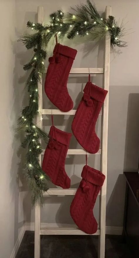 Christmas Ladders Ideas, Decor Vignettes, Christmas Ladder, Christmas Decor Ideas For Apartments, Decor Ideas For Apartments, December Ideas, Hanging Christmas Stockings, Ideas For Apartments, Ideas Navideñas