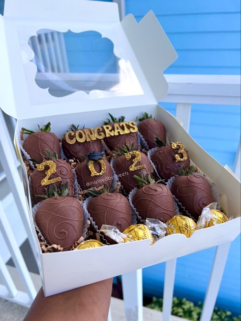 Prom Chocolate Covered Strawberries, Chocolate Covered Strawberries Graduation, Graduation Treat Box Ideas, Grad Chocolate Strawberries, Graduation Strawberries Chocolate, Grad Strawberries, Graduation Strawberry Ideas, Graduation Chocolate Covered Strawberry, Grad Boxes