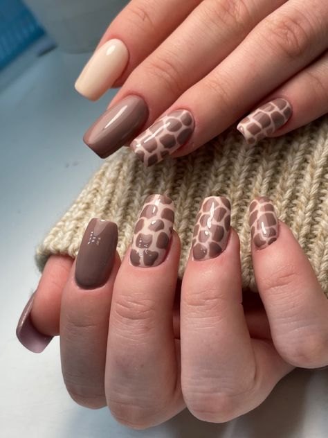 Giraffe Nail Art Design, Giraffe Nails Designs, Safari Theme Nails, Safari Nails Designs, Giraffe Print Nails, Giraffe Nail Art, Africa Nails, Tan Nail Designs, Giraffe Nails