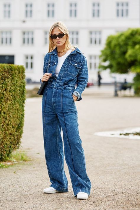 Denim Jumpsuit Styling, Denim Jumpsuit Street Style, Jeans Jumpsuit Outfit, Boilersuit Outfit, Boiler Suit Outfit, Jean Jumpsuit Outfit, Jumpsuits Outfit, Looks Total Jeans, Astro Dust