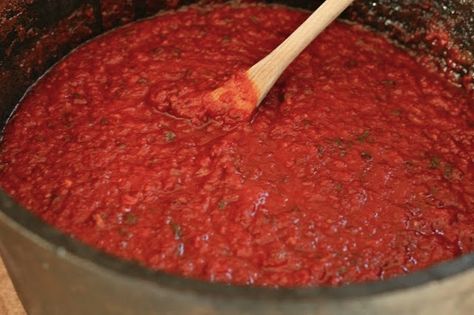 Using Fresh Tomatoes, Fresh Tomato Recipes, Homemade Spaghetti Sauce, Fresh Tomato Sauce, Tomato Sauce Recipe, Homemade Tomato Sauce, Red Sauce, Garden Recipes, Sauce Tomate