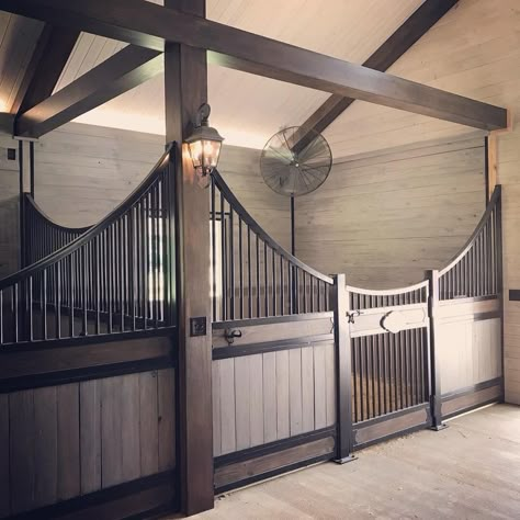 My stall idea Luxury Horse Barns, Dream Barn Stables, Equestrian Barns, Horse Farm Ideas, Horse Barn Ideas Stables, Barn Stalls, Horse Barn Designs, Dream Stables, Dream Horse Barns