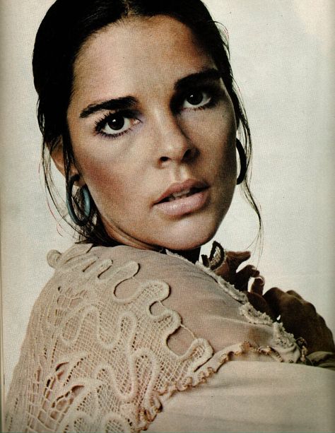 Retro Active Critiques: Retro Active Appreciation: Ali MacGraw Ali Mcgraw, Mode Ab 50, Town And Country Magazine, Ryan O'neal, Ali Macgraw, Romantic Films, Long Dark Hair, Ageless Style, La Face