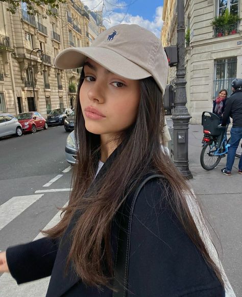 Yankee Hat Outfits Women, Bergman Brothers, Cap Outfit, Model Aesthetic, Sun Hats For Women, Aesthetic Women, Cute Couple Selfies, Japanese Street Fashion, Outfits With Hats