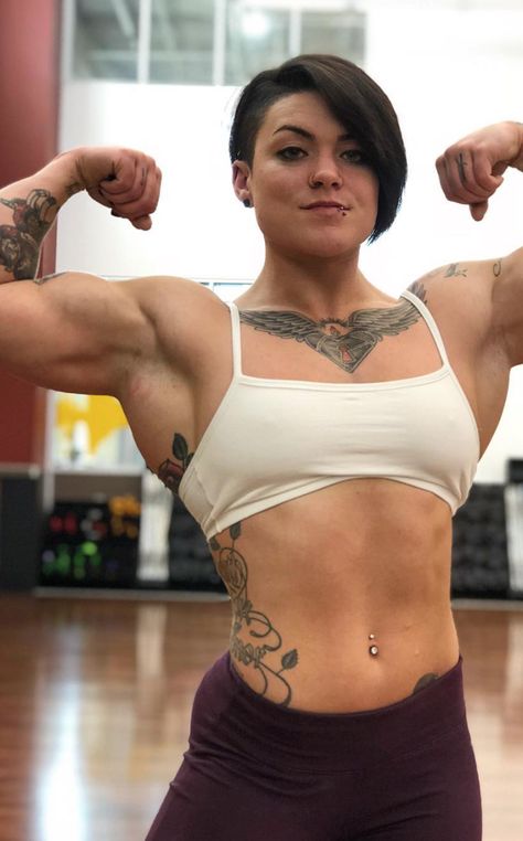 Fitness coach Muscular Woman, Buff Women, Muscle Motivation, Crossfit Women, Character Portrait, Mode Punk, Ripped Girls, Muscle Girls, Flexing