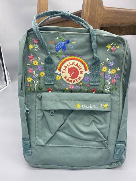 Whats In My Kanken, Embroidery On Backpack, Kanken Sling Bag, Backpack Embroidery, Mochila Kanken, Flower Hand Embroidery, Backpack Fjallraven, Stitch Backpack, School Bag Essentials