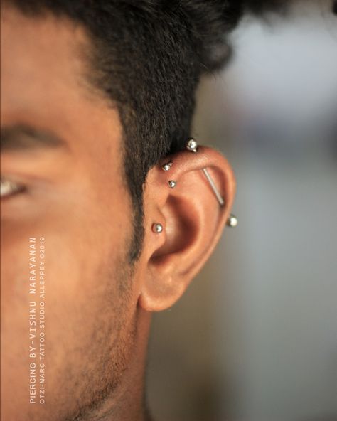 Photography Alternative, Like Tattoos, Men's Piercings, Cool Piercings, Forward Helix, Industrial Piercing, Piercing Studio, Tragus Piercings, Men Earrings