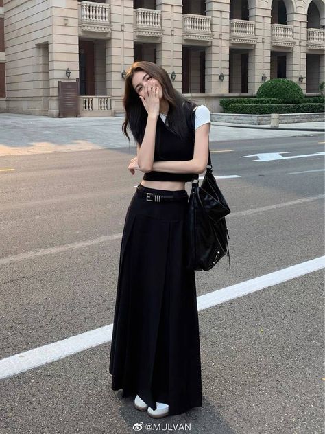 Long Skirt Ideas, Long Black Skirt Outfit, Midi Skirt Y2k, Estilo Ivy League, Black Skirt Outfits, Estilo Ivy, Skirt Y2k, Maxi Skirt Outfits, Black Pleated Skirt