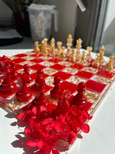 Handmade chessboard in epoxy resin customizable according to your wishes. Possibility of having pawns for checkers game Dimensions: 30.5 x 30.5 cm Resin Checkers Set, Unique Resin Art, Resin Games, Resin Chess Board, Resin Dominoes, Shop Stand, Checkers Game, Chess Sets, Resin Ideas