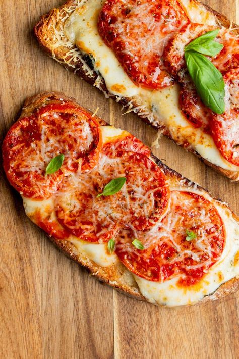 This tiktok inspired pizza toast recipe is so easy and tasty. Hailey Bieber’s toast had a reason to go viral! Try it as a snack or main dish this summer! Pizza Toast Recipe, Pizza Toast, Plats Healthy, Healthy Pizza, Toast Recipes, Inspired Recipes, Hailey Bieber, Food App, Pizza Recipes