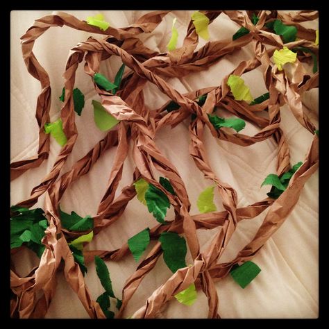 VINES.... just in case you need to decorate... brown craft paper or paper bags cut into strips & roll/twist them... cut out leaves with different colors of green construction paper & attach leaves with glue gue... Festa Jurassic Park, Decoration Creche, Jungle Thema, Lion King Party, Lion King Baby, Lion King Birthday, Deco Jungle, Jungle Birthday Party, Green Construction