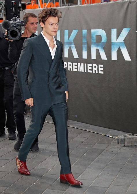 20 times Harry Styles proved himself a style icon Dunkirk Premiere, هاري ستايلز, Gambar One Direction, Harry Styles Outfit, Paolo Roversi, One Direction Harry Styles, Harry Styles Cute, Haikou, Jack Kerouac