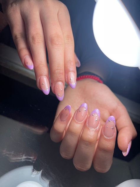 Uñas almendradas con french lilas y estrellas Homecoming Nails Purple, Hoco Nails, Nail Designs Ideas, Lilac Nails, Purple Acrylic Nails, Formal Nails, Purple Nail Designs, Beauty Nails Design, Purple Nail