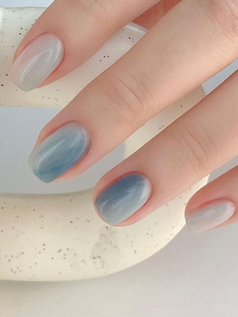 ombre nails: vertical ombre in blue and white Gel Nail Ombre Designs, Beach Ombre Nails, Baby Blue Ombre Nails, Best Ombre Nails, Blue Ombre Nail, Ombre Nail Colors, Ombre French Nails, Ombre Art, Blue Ombre Nails