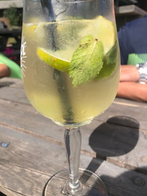 Spritz Drink, Hugo Spritz, Aesthetic Drink, Recipe Aesthetic, White Wine, Summer Vibes, Alcoholic Drinks, Lemon, Wine