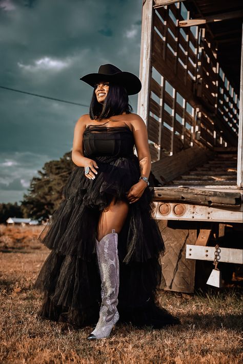 Rodeo Birthday Photoshoot, Country Glam Dress, Plus Size Cowgirl Outfits Black Women, Country Glam Outfit Plus Size, Western Elegant Outfits, Western Birthday Shoot, Cowgirl Birthday Photoshoot, Cowgirl Style Outfits Black Women, 21st Birthday Photoshoot Country