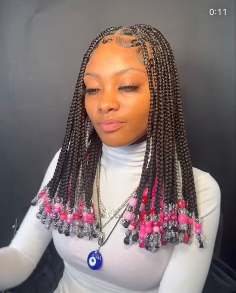 Box Braid Bob With Beads, Braids Short With Beads, Short Braid With Beads, Pink Peekaboo Braids With Beads, Box Braids With Beads At The End, Short Hair With Beads, Braids Bob With Beads, Single Braids With Beads, Beaded Box Braids