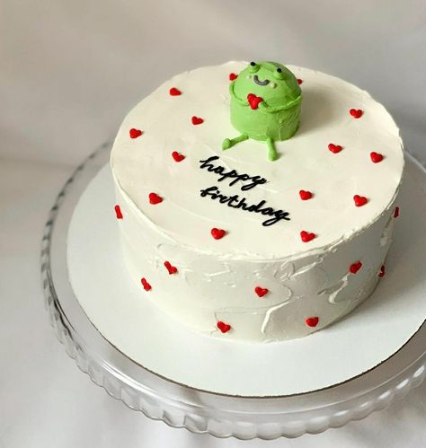 Frog Bday Cake, Frog Cakes Birthday, Cake Decorating Designs Simple, Easy Frog Cake, Frog Cake Aesthetic, Frog Cake Birthday, Funny Bday Cakes, Cute Simple Cakes, Tiny Cakes Ideas