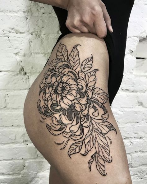 Tattoo On Thigh, Master Tattoo, Floral Thigh Tattoos, Flower Thigh Tattoos, Model Tattoo, Chrysanthemum Tattoo, Hip Tattoos Women, Dream Tattoos, Hip Tattoo