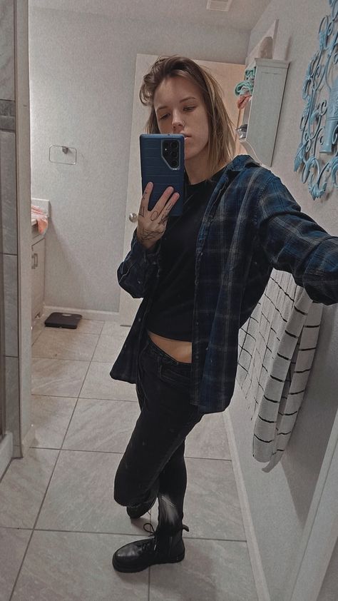 Lesbian fashion masc outfit idea #flannel #queer #queerstyle #androgynous #tomboystyle #lgbt #masc #grwm Lesbian Flannel, Masc Outfit, Masc Lesbian, Lesbian Outfits, Masc Fashion, Lesbian Fashion, Outfit Idea, Pretty People, Outfit Ideas