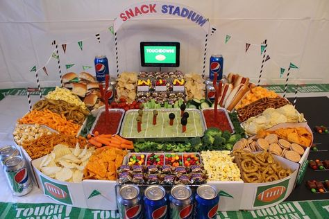 This is another amazing stadium. It was built out of cardboard as well as spice racks for the stairs. Genius. Super Bowl Snack Stadium, Super Bowl Essen, Snack Stadium, Easy Super Bowl, Football Party Foods, Healthy Superbowl, Healthy Superbowl Snacks, Bowl Party Food, Super Snacks