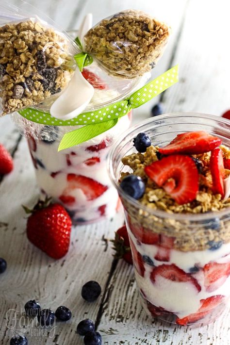 Grab and Go Make Ahead Breakfast Parfaits Parfait For A Crowd, Breakfast Parfait Recipes, Yoghurt Parfait, Breakfast Parfaits, Yogurt Parfait Recipe, Fruit And Yogurt Parfait, Breakfast Parfait, Granola Parfait, Parfait Breakfast