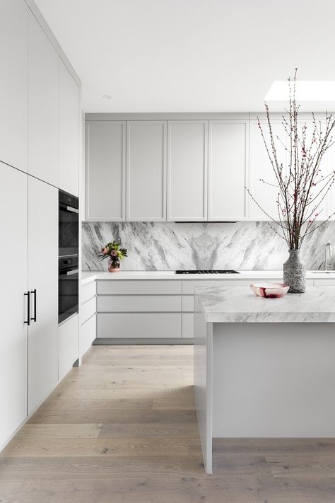 Sleek Cabinets Kitchen, Contemporary Shaker Kitchen, Light Gray Kitchen, Contemporary White Kitchen, Kitchen Styles, Minimalist Vibe, Marble Slabs, Gray Cabinets, White Kitchens