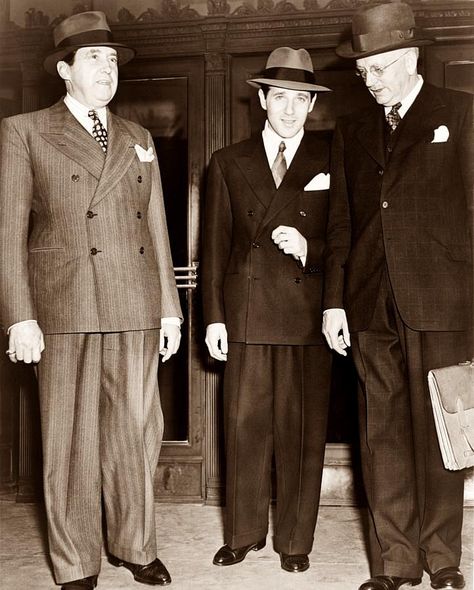 More 1940's suits. Two double-breasted and one three-button (right). Note how both buttons are buttoned on the jacket on the far left, something that many modern suit specialists would take issue with that was totally acceptable during this time period. Also take note of the very full-legged, baggy trousers! Gangster Suit, Vegas Gambling, Bugsy Siegel, Real Gangster, Las Vegas Gambling, Mafia Gangster, Mafia Families, Las Vegas Photos, Vintage Mens Fashion