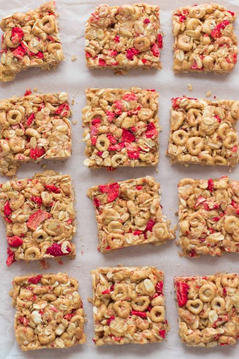 Easy Cheerio Bars, Cheerio Cereal Bars Healthy, Cheerio Snack Bars, Strawberry Cheerio Bars, Easy School Snacks For Class Classroom, Cheerio Crafts For Kids, Cheerio Bars Healthy, Honeynut Cheerio Recipes, No Bake Cheerio Bars