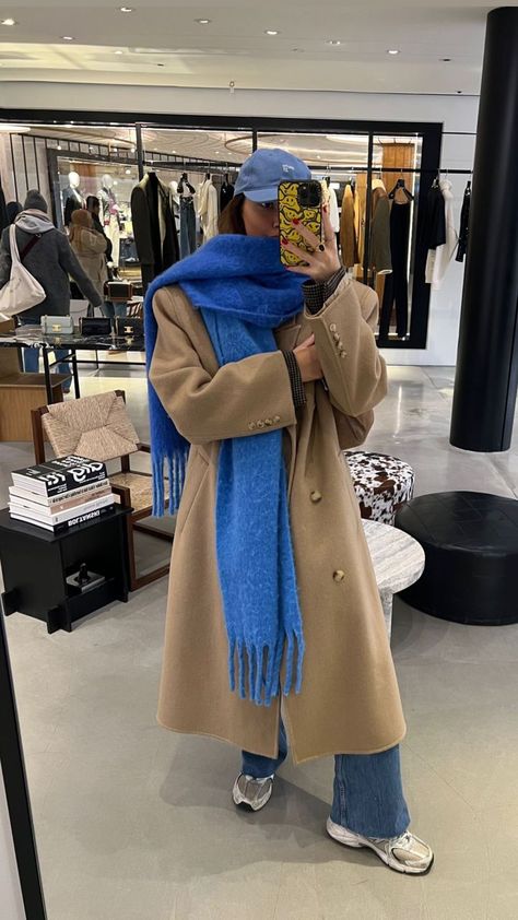 Stylish luxury winter getaway outfits. Winter Outfits With Gloves, European Winter Aesthetic, Copenhagen Winter Style, Blue Scarf Outfit, Outfits To Wear In Italy, Europe Winter Fashion, Street Style Outfits Casual, Ny Outfits, Nyc Outfits