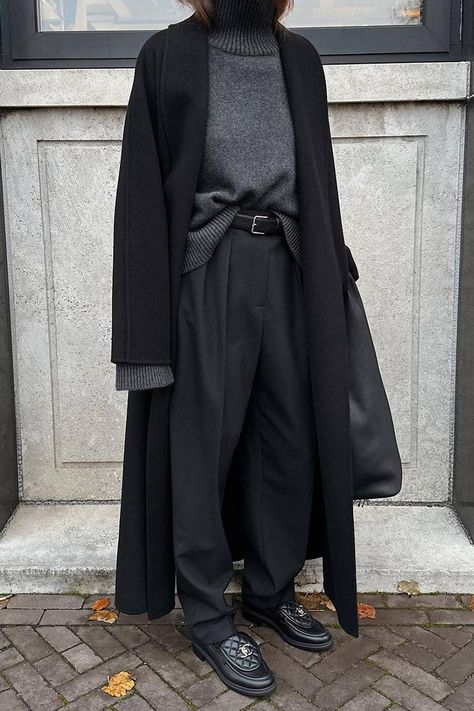 Outfit Nero, Black Coat Outfit, 일본 패션, Autumn 2024, Grey Outfit, Brown Shades, Style Aesthetic, Coat Outfits, Minimal Style