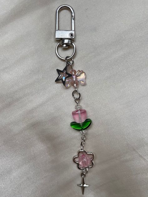 Tulip Keychain, Keychain With Beads, Keychains Ideas, Cool Keychains, Handmade Jewelry Tutorials, Cute Keychain, Bracelets Handmade Beaded, Beaded Keychains, Jewelry Inspo