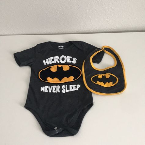 Baby Boy Batman Onesie And Matching Bib. Size: 12 Months Never Used But Has No Tags. Color: Charcoal Gray, Yellow And Black. Batman Baby Shower Ideas, Baby Boy Batman, Batman Baby Shower, Batman Onesie, Batman Baby, Baby Batman, Batman Kids, Bun Bun, Future Children