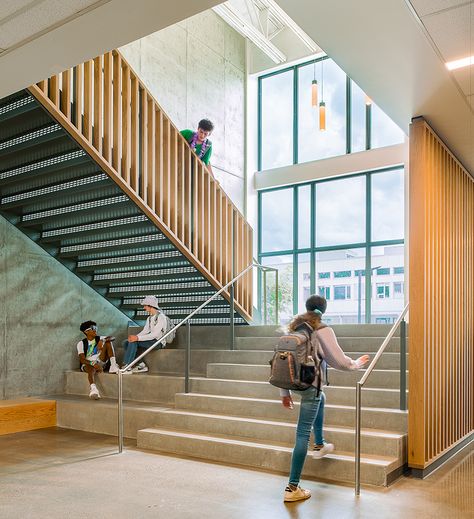 Lakeridge Middle School – Mahlum Middle School Interior Design, Middle School Architecture, Middle School Design, Highschool Design, School Stairs, Education Design Interior, Thesis Inspiration, School Planning, Modern School