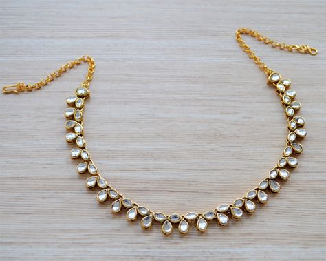 Simple Kundan Jewellery, Simple Choker Designs, Kundan Jewellery Set Simple, Kundan Necklace Simple, Traditional Choker Necklace, Navratri Jewellery, Diy Earrings Materials, Simple Necklace Designs, Diy Jewelry Set