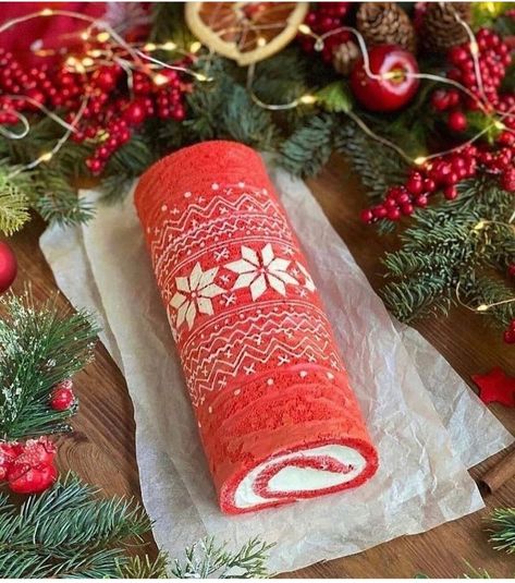 Christmas Swiss Roll Cake Pattern, Christmas Pattern Roll Cake, Christmas Roll Cake Design, Yalda Cake, Decorated Cake Roll, Christmas Cake Roll, Xmas Vibes, Swiss Roll Cake, Cake Roll Recipes