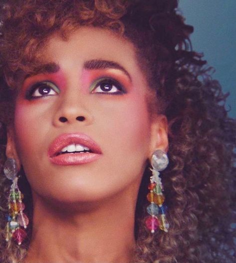 R E T R O S W E A T ™ 1980 Makeup, Eighties Hair, Artist Hairstyles, Whitney Houston 80s, Mascara Bleu, 80s Hair And Makeup, 80s Makeup Looks, 1980s Makeup, Whitney Houston Pictures