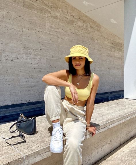 Nike air force outfit yellow bucket hat tan beige sweatpants yellow crop top style Yellow Hat, Fashion Weeks, Bucket Hat, Tennis, Street Style, Yellow, Pants, Trousers