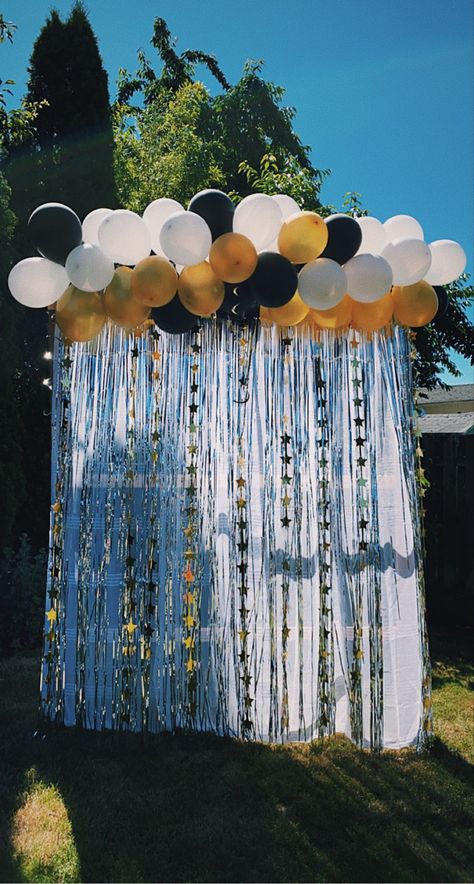 Balloon Picture Backdrop, Graduation Photo Wall Backdrop, Graduation Picture Wall, Hoco Backdrop Ideas, Diy Graduation Backdrop, Graduation Photo Backdrop, Photo Backdrop Ideas, Hoco Pictures, Graduation Party Backdrops