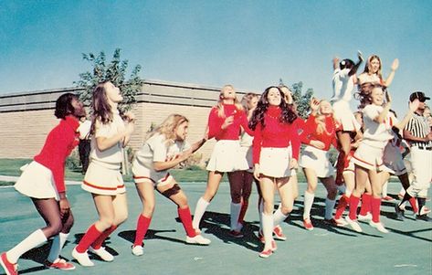 Gimme an "R" for Retro! 35 Vintage Photos of High School Cheerleaders (1970s-1980s) - Flashbak 50s School Aesthetic, Vintage High School Aesthetic, 90s Cheerleader Aesthetic, Vintage Varsity Aesthetic, Vintage 80s Photos, 80s High School Aesthetic, Grease Aesthetics, 50s High School, Ali Mills