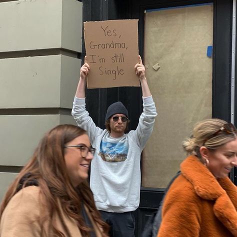 Yes, Grandma I'm Still Single Photoshopped Animals, Protest Signs, Still Single, Speak The Truth, New Poster, Funny Signs, A Sign, Meghan Markle, Photo Profil