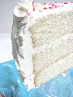 Heidi Bakes: Fluffy Vanilla Cake with Junior's Decorator's Buttercream Fluffy Vanilla Cake, White Cake Recipe, Wedding Cake Recipe, Cupcake Icing, Vanilla Cake Recipe, Köstliche Desserts, Cake Frosting, White Cake, Frosting Recipes