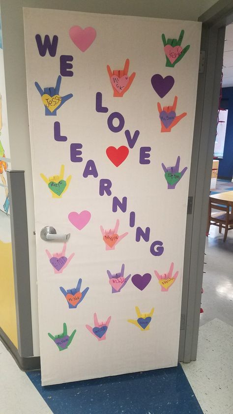 Sign language we love learning classroom door Deaf Education Bulletin Board, Deaf Classroom Ideas, Sign Language Classroom Decorations, Sign Language Bulletin Board Ideas, Asl Classroom Decor, Asl Bulletin Board Ideas, Deaf Classroom, Classroom Sign Language, Language Classroom Decor