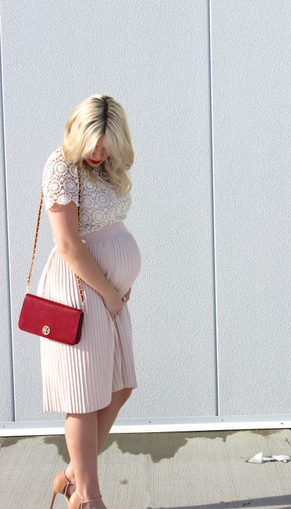 #gestante #grávida #maternity #babybump LovelyBlondeCloset Black Dress And Sneakers Outfit Casual, Pregnacy Fashion, Maternity Patterns, Casual Maternity Outfits, Cute Maternity Dresses, Maternity Work Clothes, Maternity Clothes Summer, Baby Bump Style, A Pregnant Woman