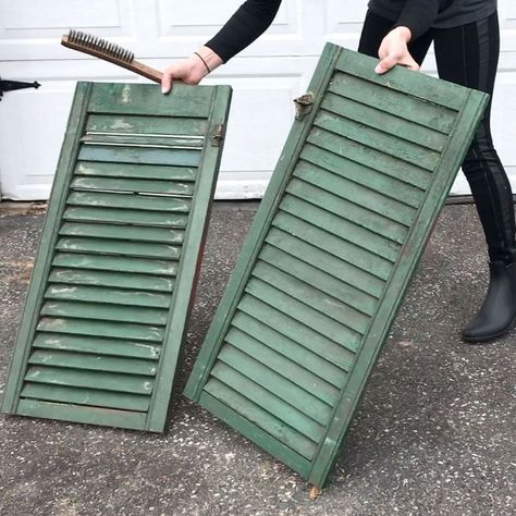 Free island kitchen plans for a custom DIY rolling kitchen island. Learn how to build a rustic DIY kitchen island with wheels using upcycled shutters for this easy affordable Hometalk DIY project. DIY furniture ideas for extra kitchen storage space in your home. This multipurpose rolling kitchen cart DIY made from repurposed shutters is great at helping you keep your kitchen organized while also adding extra counter space whenever you need it! Rustic style kitchen furniture design on a dime. Shutters As Wall Decor, Wood Shutter Craft Ideas, Unique Furniture Diy, Country House Decor Farmhouse, Upcycled Shutters, Diy Shelves Easy, Shutter Shelf, Old Window Shutters, Shelving Diy